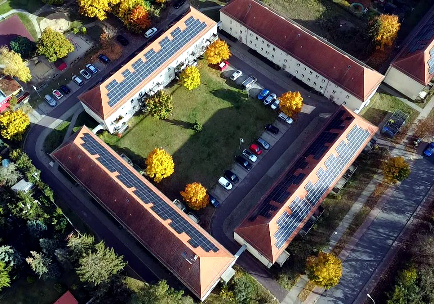 Luftaufnahme eines Referenzprojekts mit Photovoltaikanlage