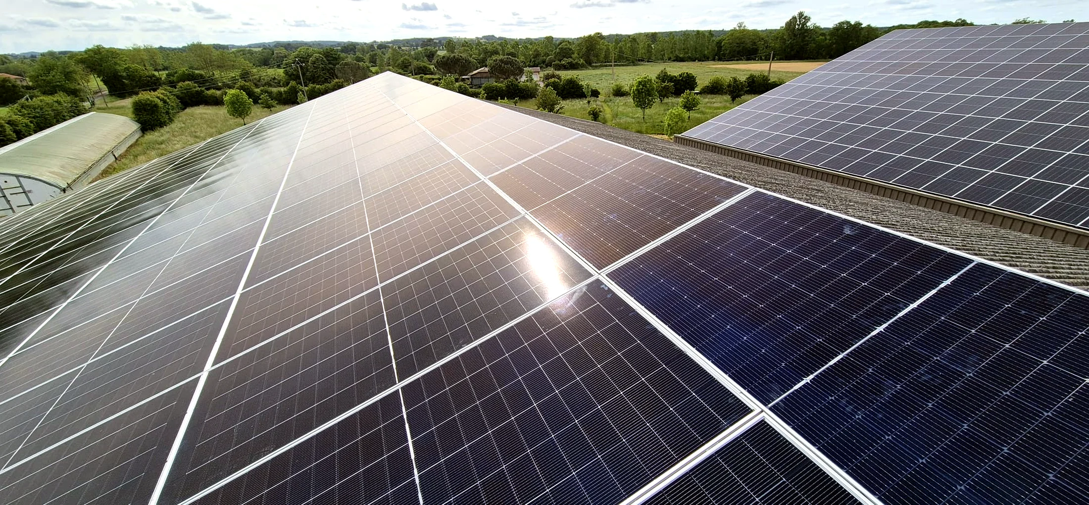 Photovoltaikmodule auf einem gro&szlig;en Dach