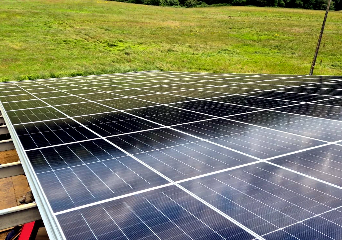 Detailansicht von Photovoltaikmodulen auf einer Dachkonstruktion
