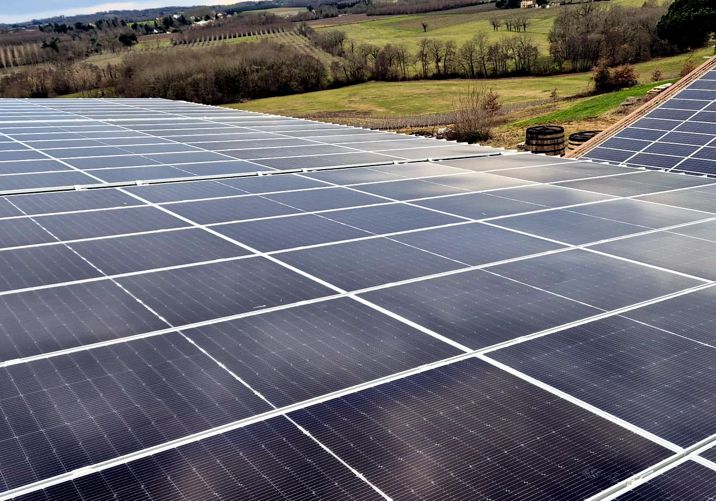 Photovoltaikmodule auf einem flachen Industriedach